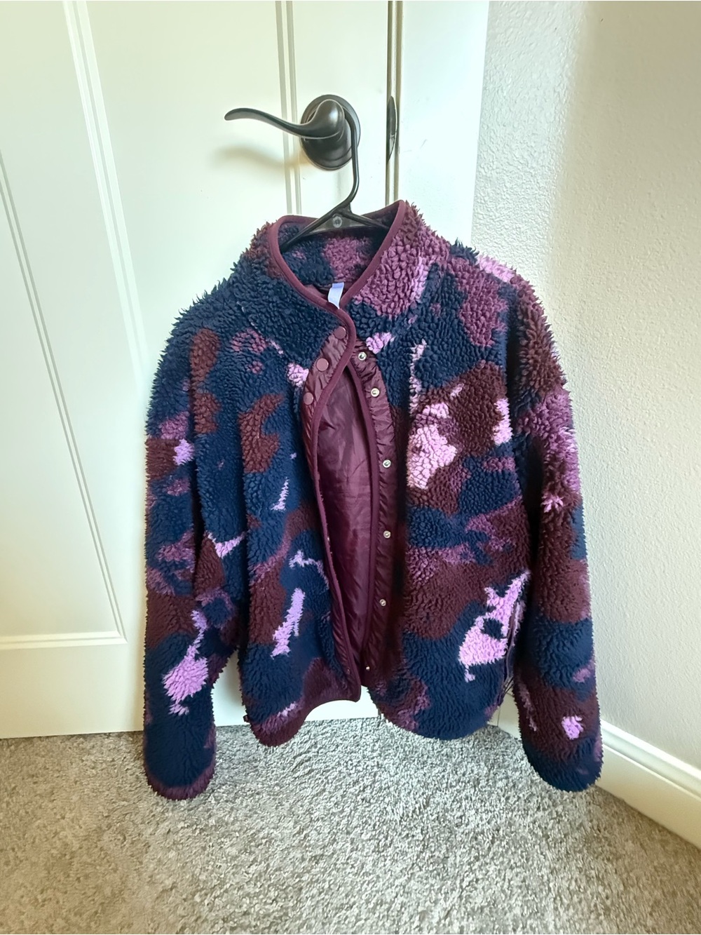 Fabletics Tahoe Teddy Jacket - Glitch Camo Merlot - Large